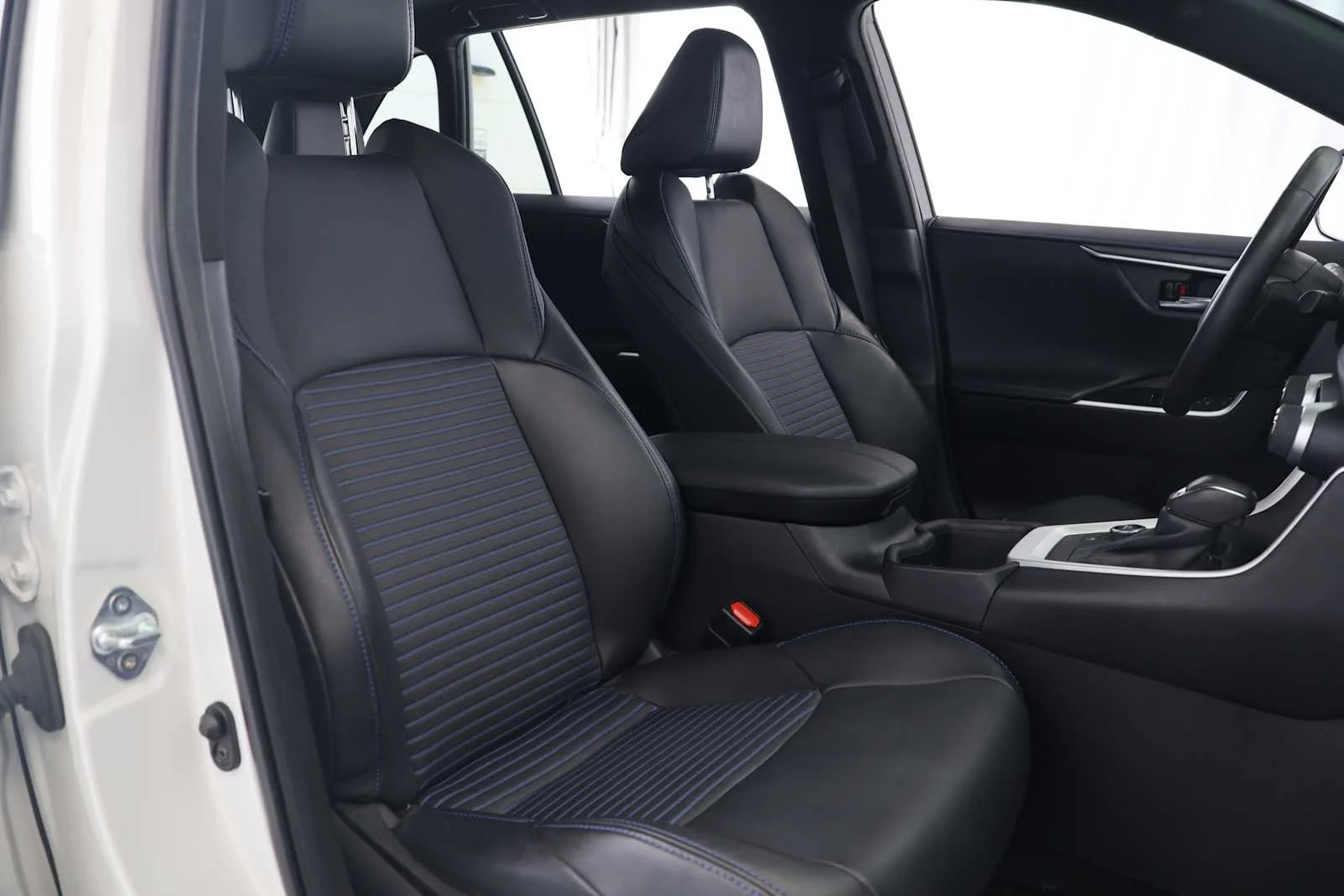 Used 2022 Blizzard Pearl/Midnight Black Metallic Toyota Hybrid XSE image 15