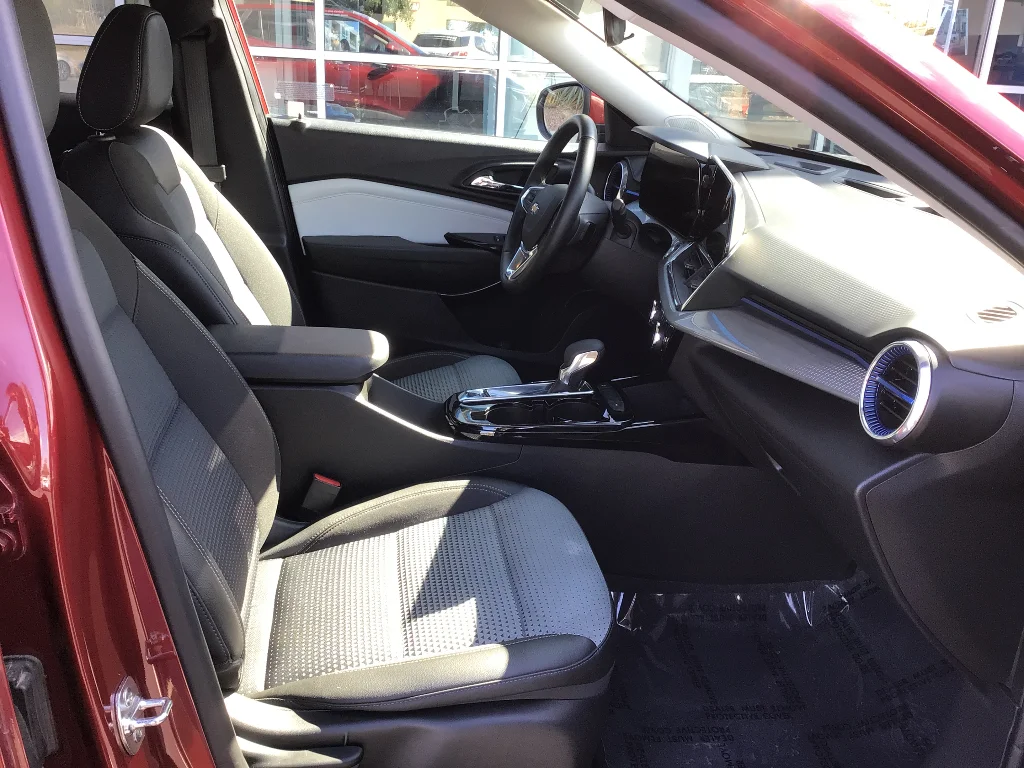 Used 2025 Crimson Metallic Chevrolet LT image 7