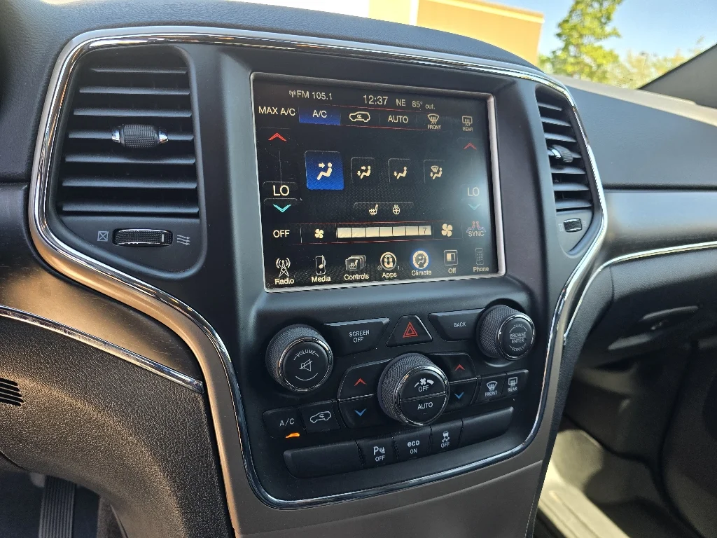 Used 2015 Granite Crystal Metallic Clearcoat Jeep Limited image 22