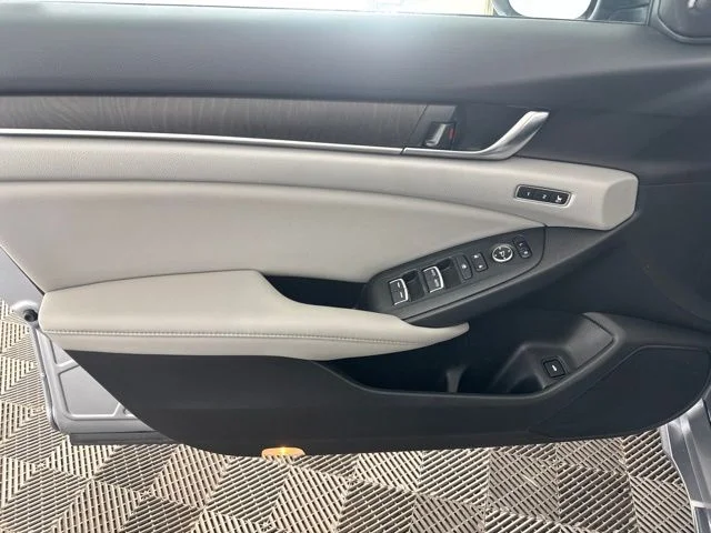 Used 2018  Honda Touring image 21
