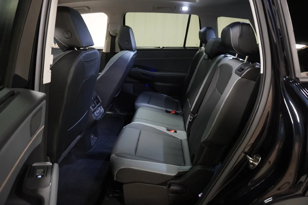 New 2027 Deep Black Volkswagen SE w/Technology image 11