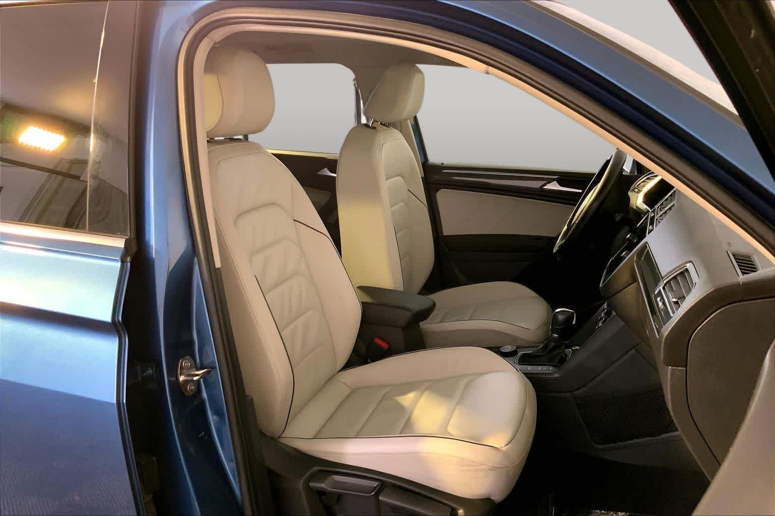 Used 2019 Deep Black Pearl Volkswagen SEL Premium image 8