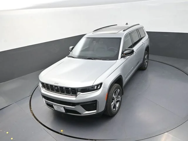 New 2026 Silver Zynith Exterior Paint Jeep Limited image 13