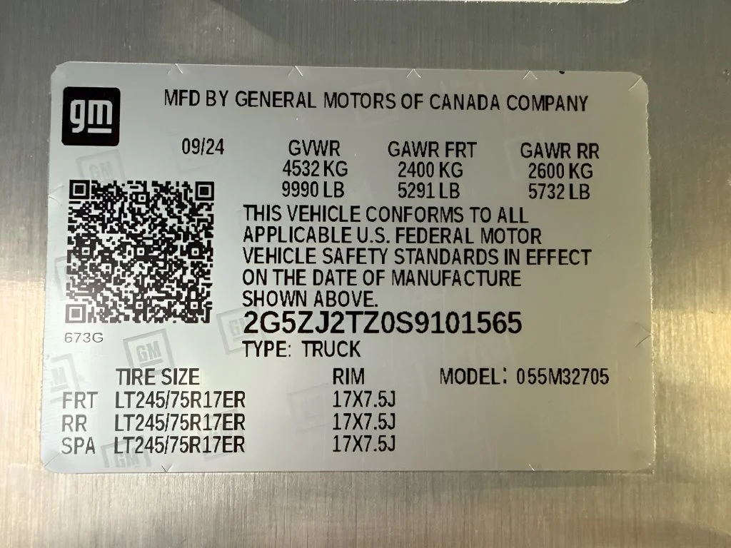 Used 2025 Oyster White Chevrolet AWD 400 image 28