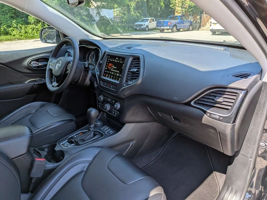Used 2023 Black Jeep Altitude image 25