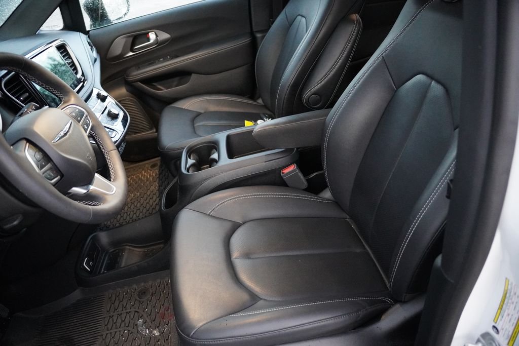 Used 2025 Bright White Clearcoat Chrysler Select image 5