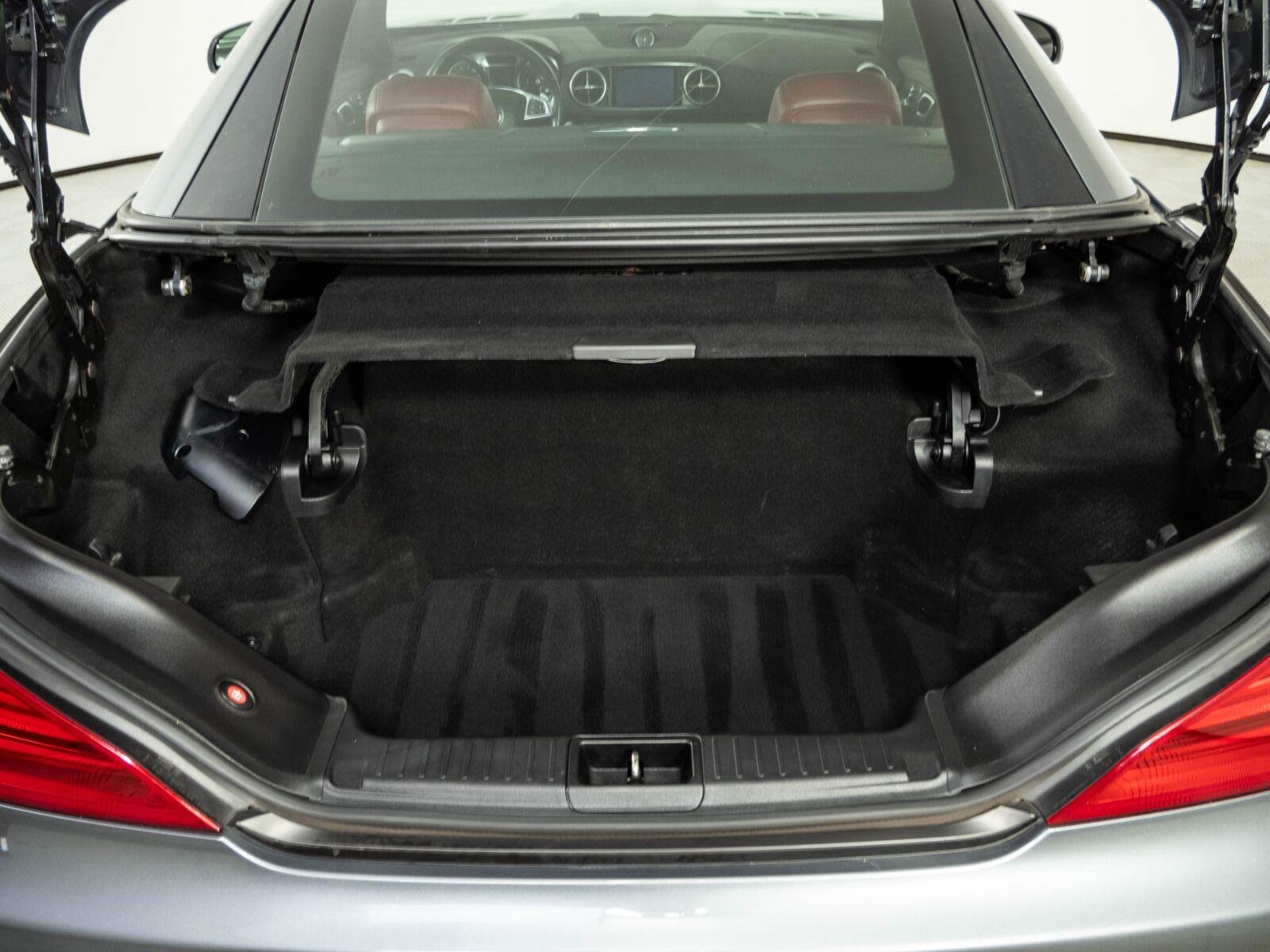 Used 2018 Selenite Grey Metallic Mercedes-Benz SL 550 image 26