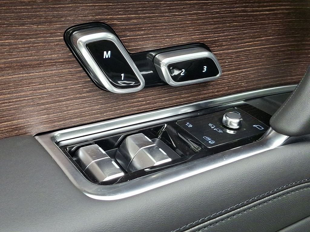 New 2026 Santorini Black Land Rover SE image 21