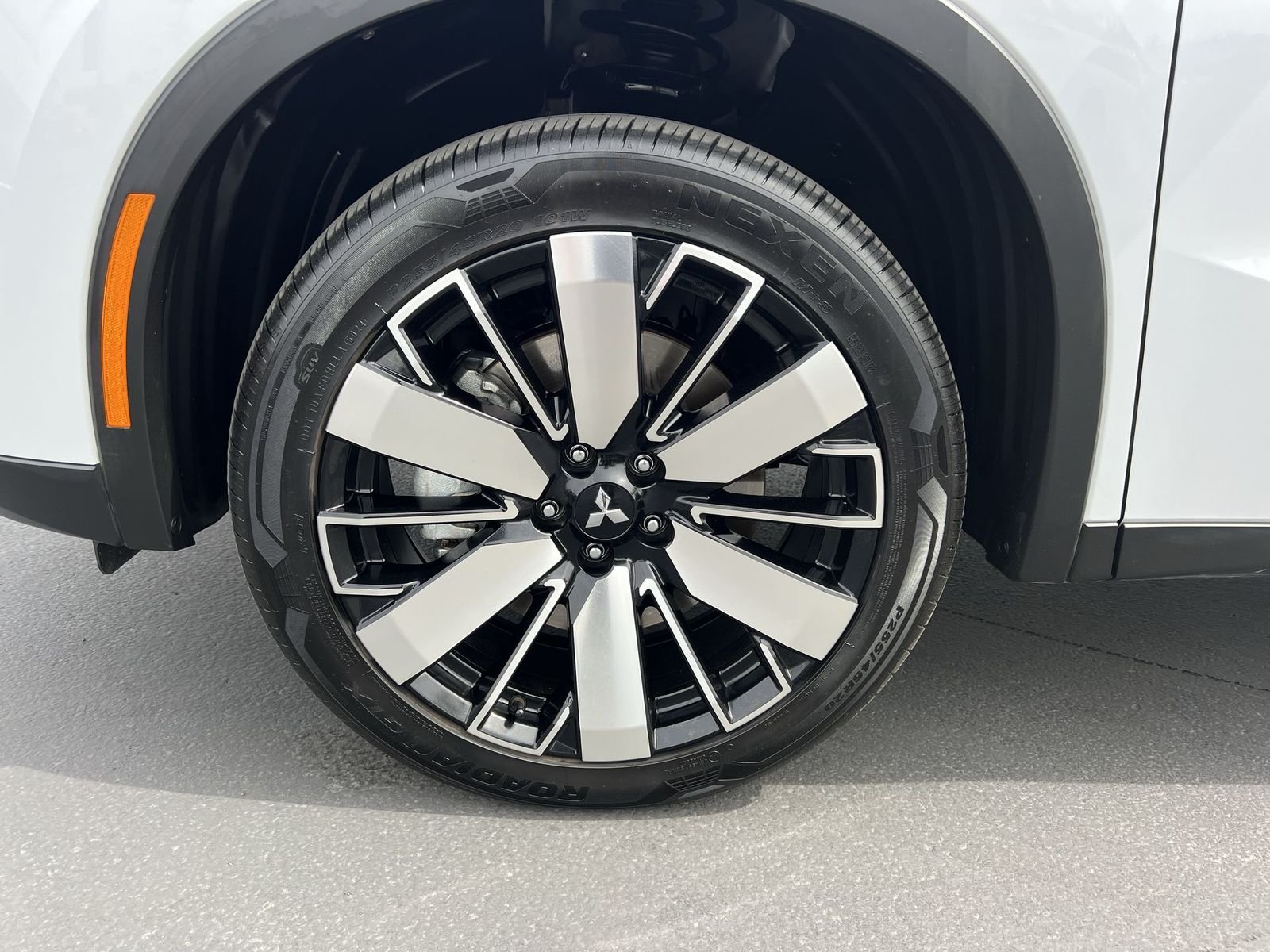 Used 2025 White Mitsubishi SE image 33