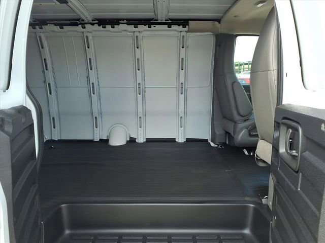 New 2025 Summit White GMC Work Van image 4