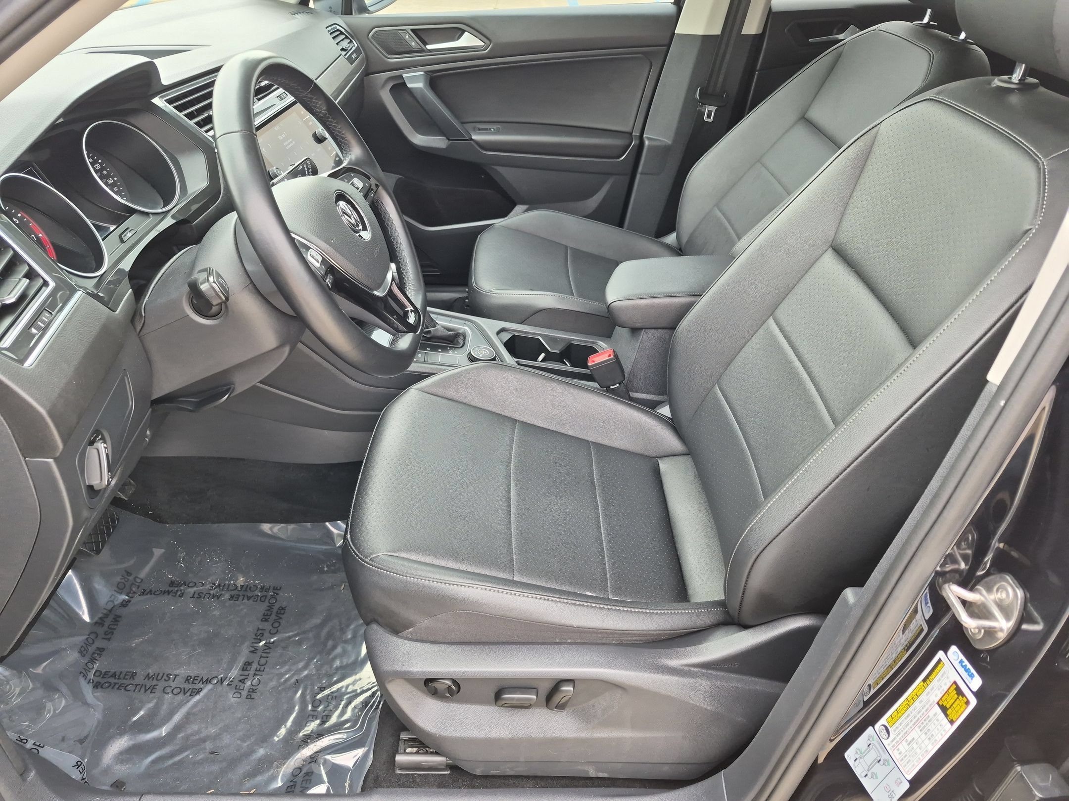 Used 2019 Deep Black Volkswagen SE image 11
