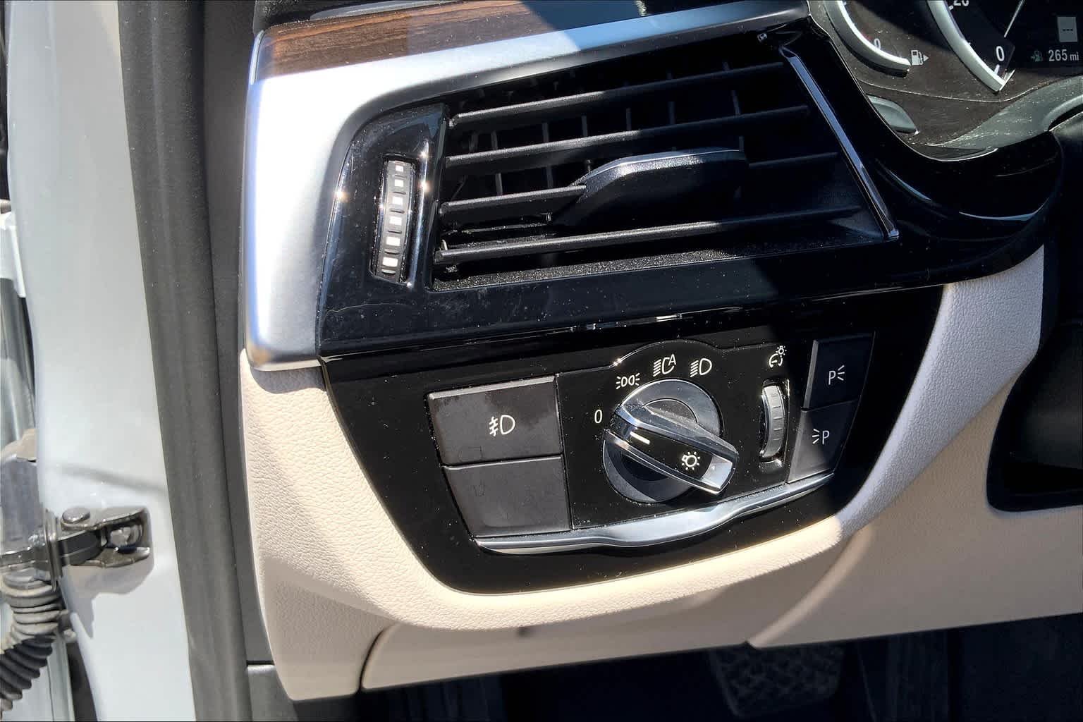 Used 2018 Glacier Silver Metallic BMW 530i image 35