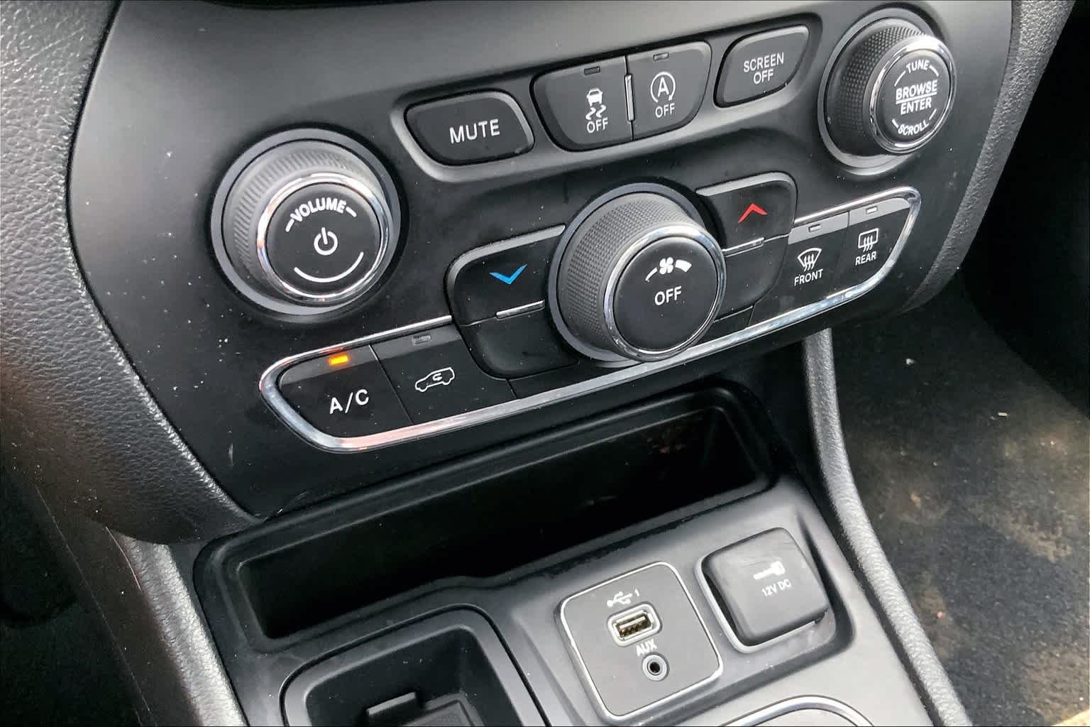 Used 2019 Diamond Black Crystal Pearlcoat Jeep Latitude Plus image 34