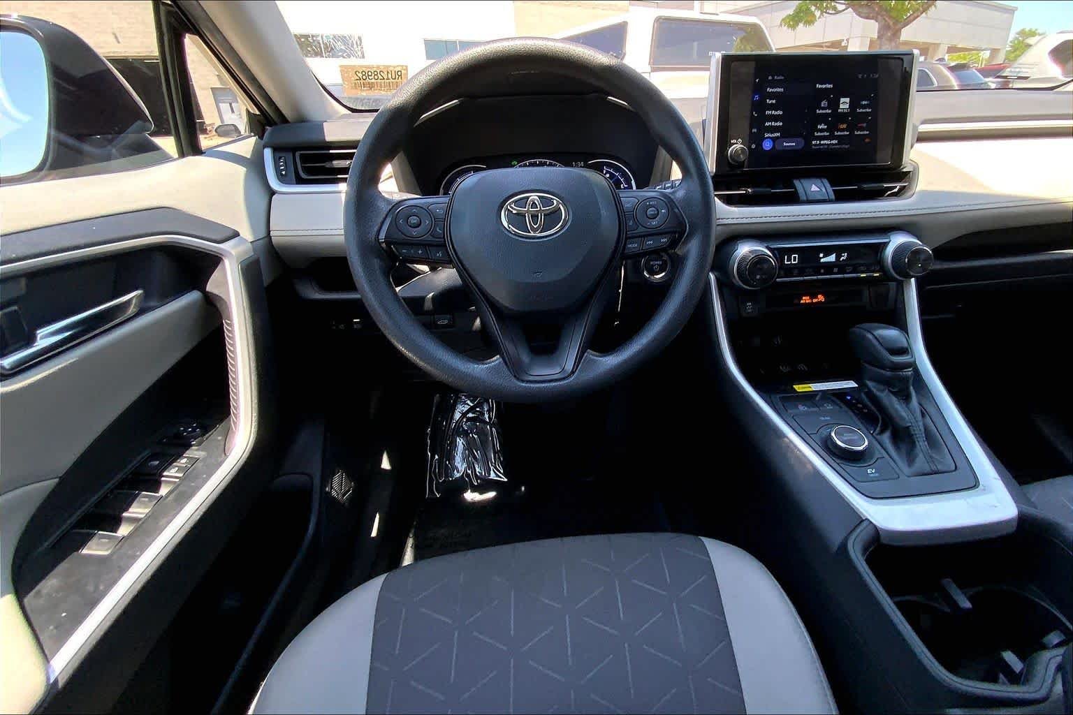 2024 Toyota RAV4 XLE - Photo 6