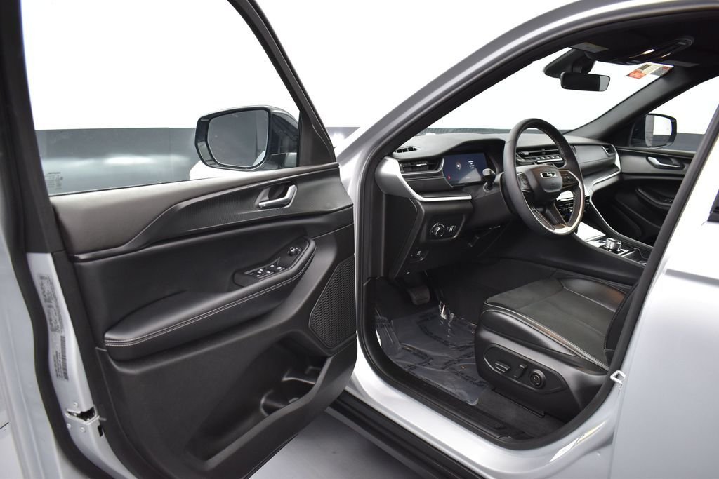 Used 2025 Silver Zynith Jeep Altitude image 5