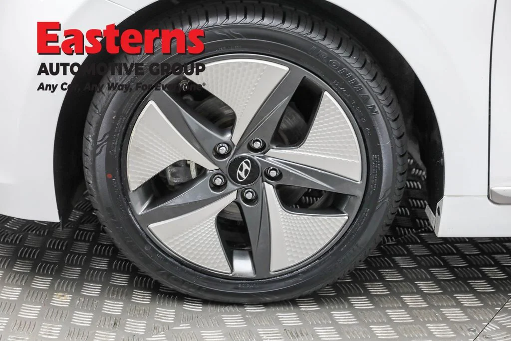 Used 2022 White Hyundai Limited image 33