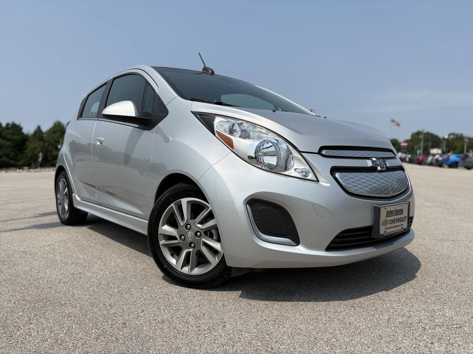 Used 2016 SILVER CHEVROLET HATCHBACK image 2