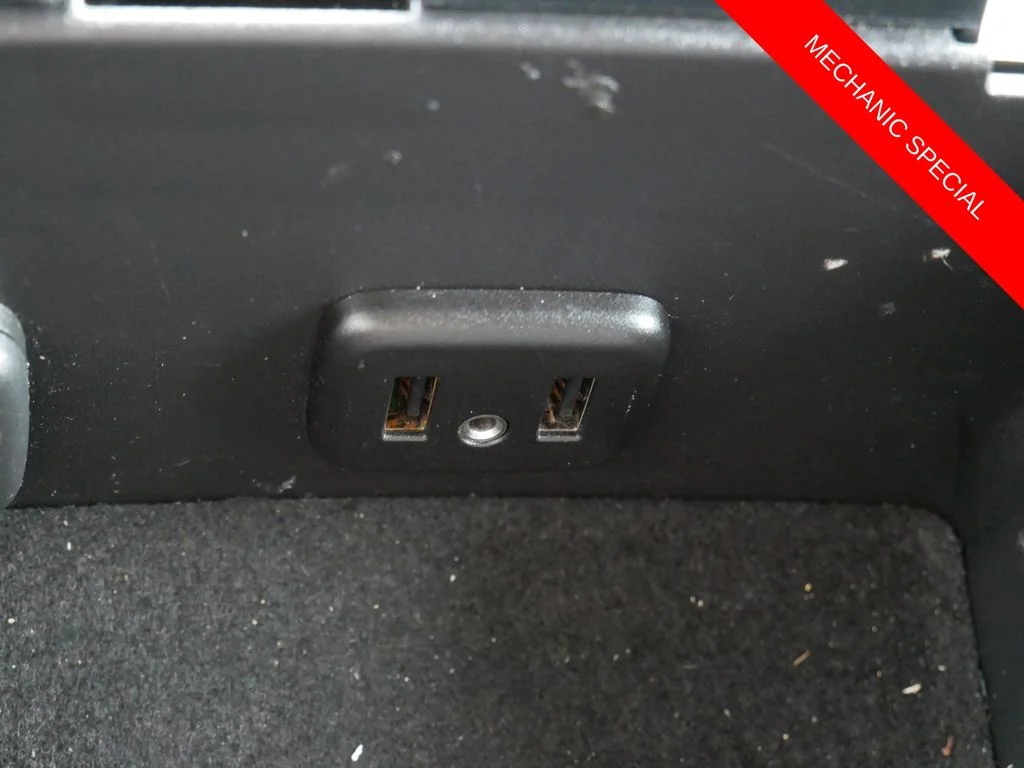 Used 2016 White GMC SLE image 25