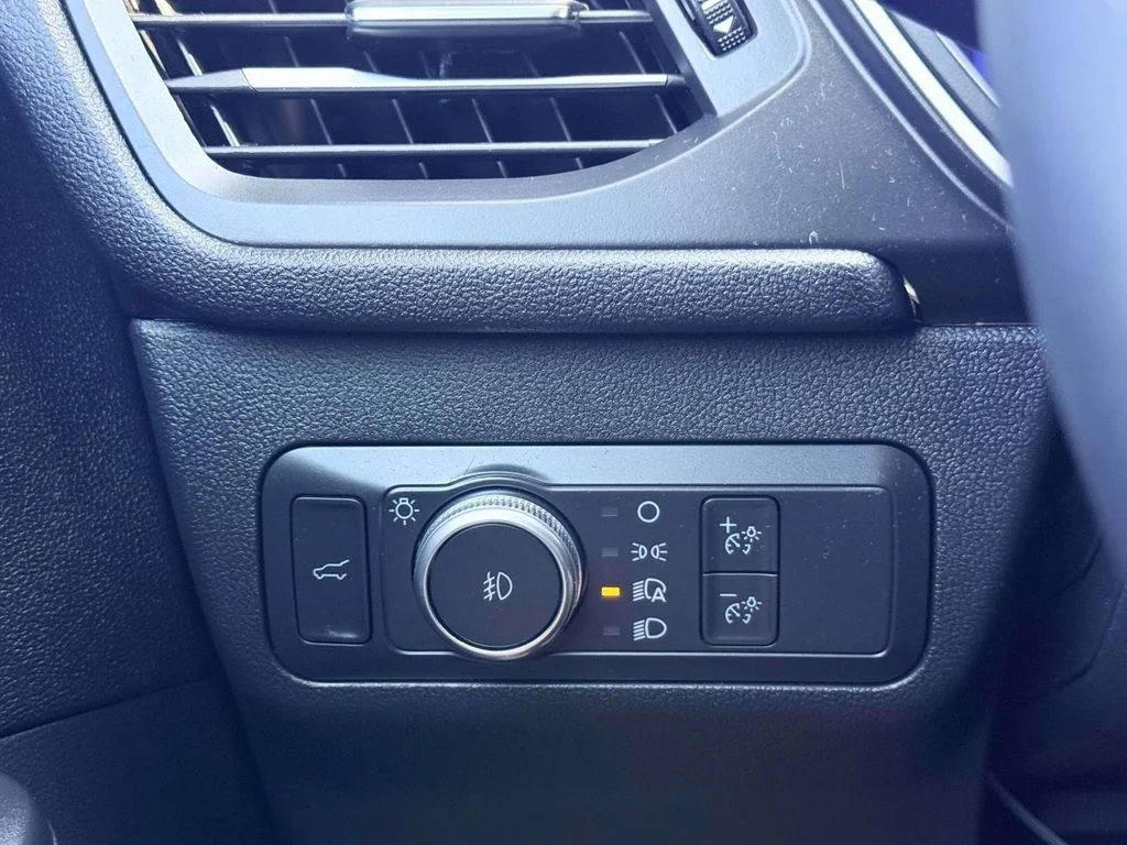 Used 2021 Blue Ford SEL image 16