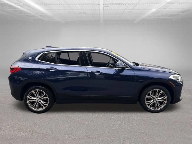 Used 2018 Blue BMW xDrive28i image 3
