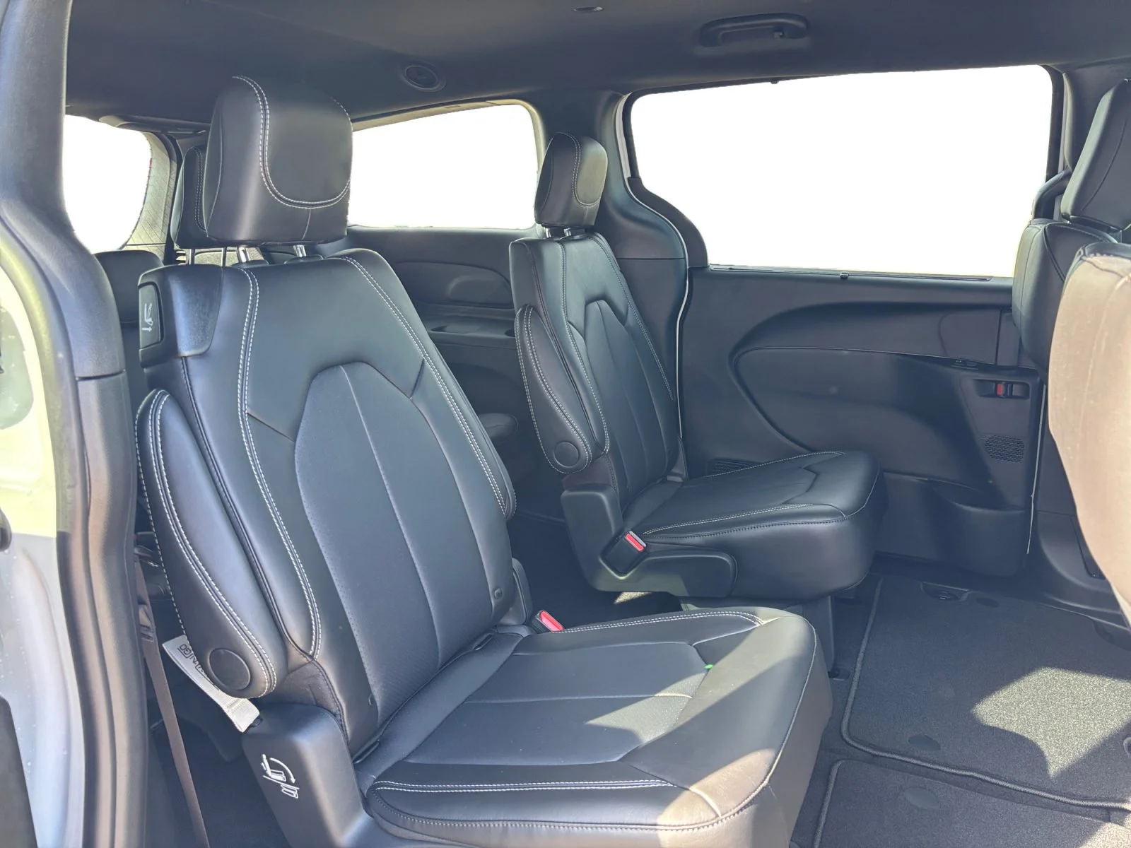 New 2027 Bright White Chrysler SXT image 18