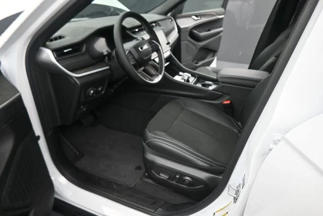 New 2026 Bright White Clear-Coat Exterior Paint Jeep Laredo Altitude image 30