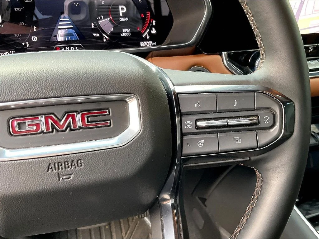Used 2025 White GMC AT4 image 24