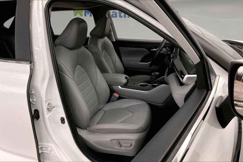 Used 2023 Beige Toyota XLE image 10