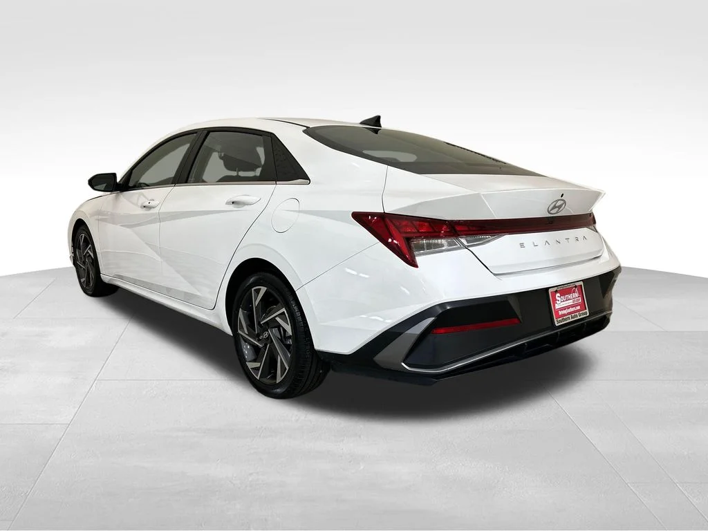 Used 2024 White Hyundai SEL image 3