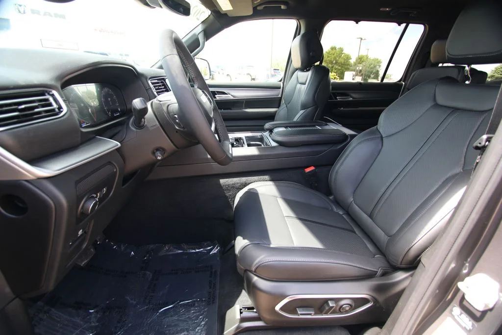 New 2026 Baltic-Gray Metallic Clear-Coat Exterior Paint Jeep Limited Altitude image 6