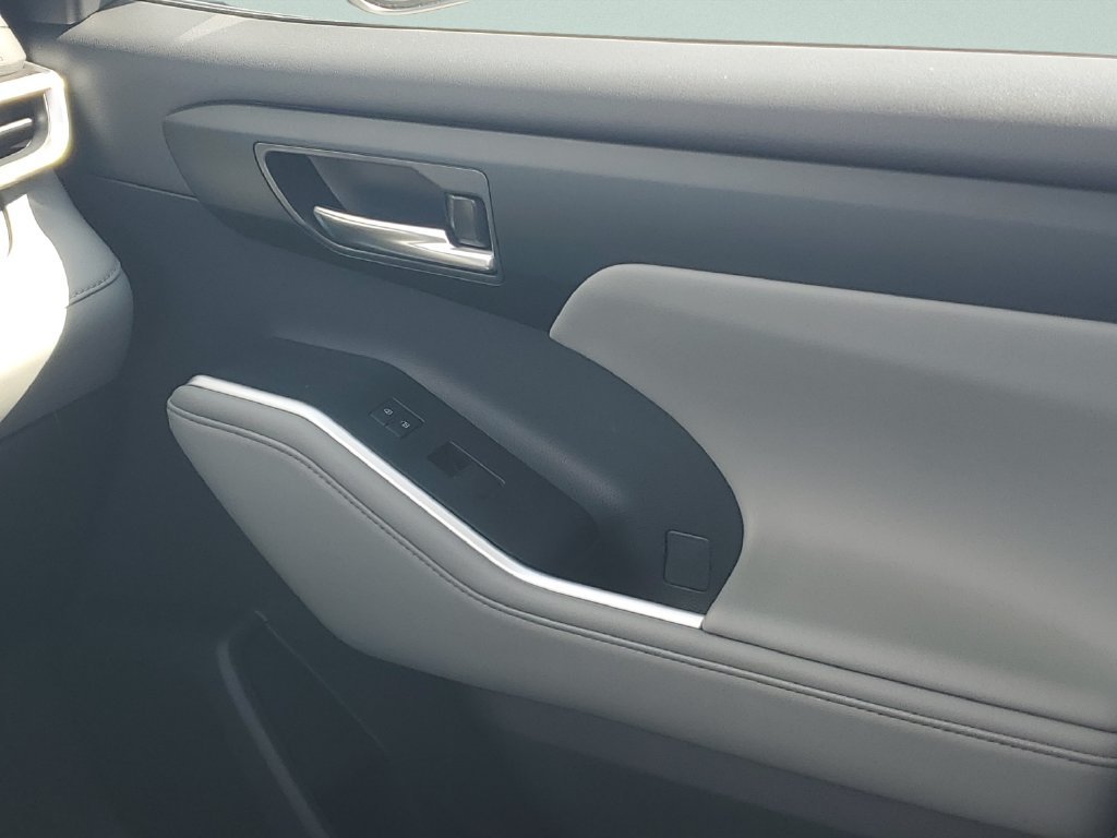 Used 2025 Silver Toyota XLE image 13