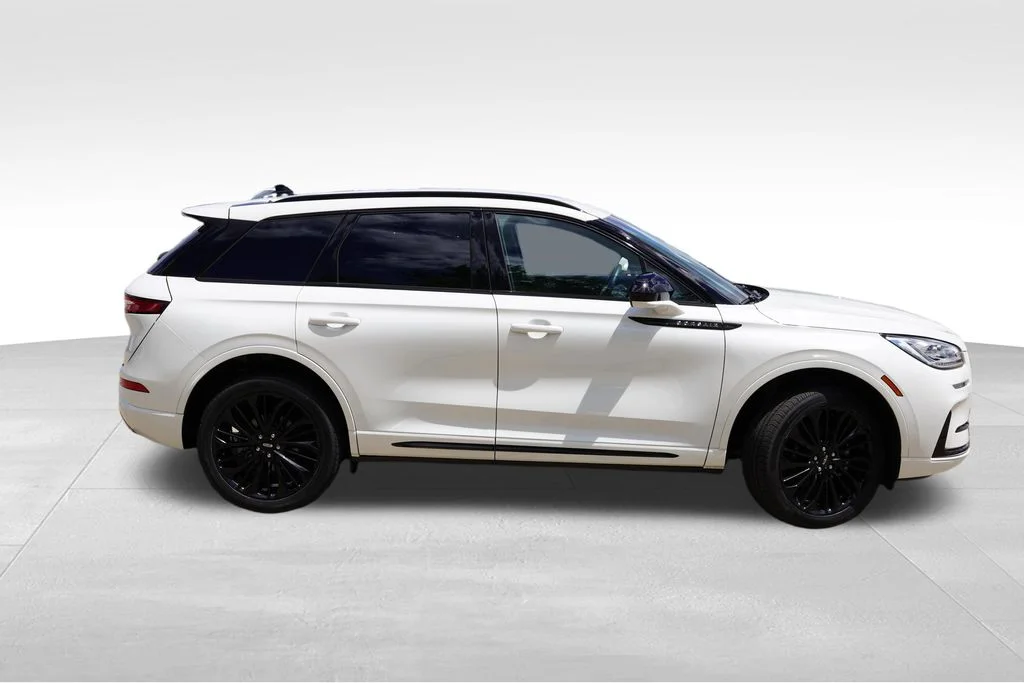 Used 2023 Pristine White Metallic Tri-Coat Lincoln Reserve image 3