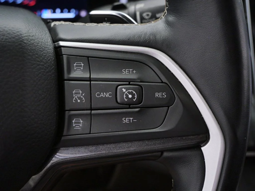Used 2022 White Jeep Altitude image 24