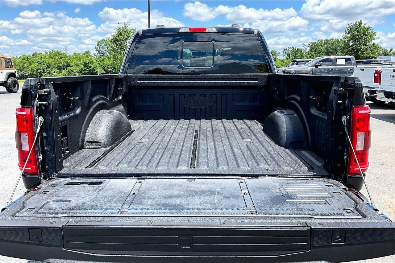 Used 2023 Agate Black Metallic Ford XLT image 9