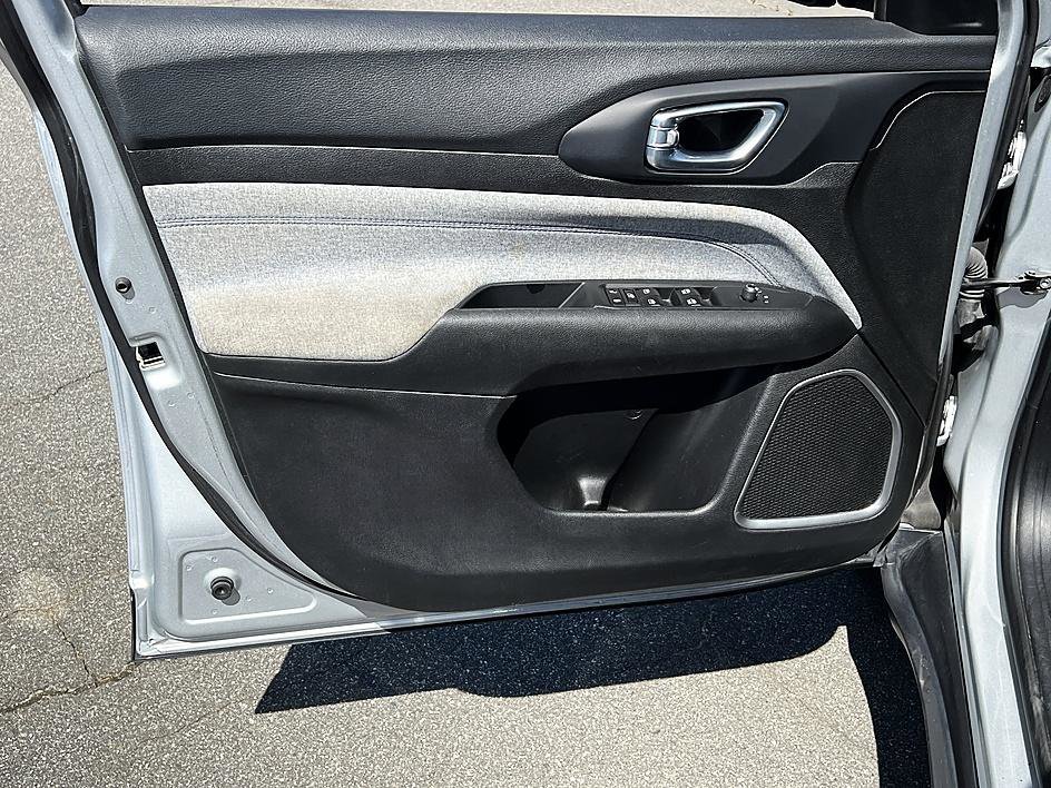 Used 2024 Silver Zynith Metallic Clearcoat Jeep Latitude image 19