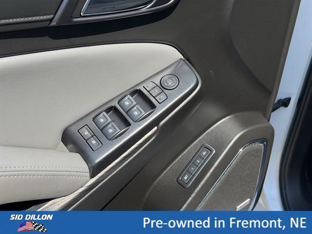 Used 2018 IRIDESCENT PEARL TRICOAT Chevrolet LT image 16