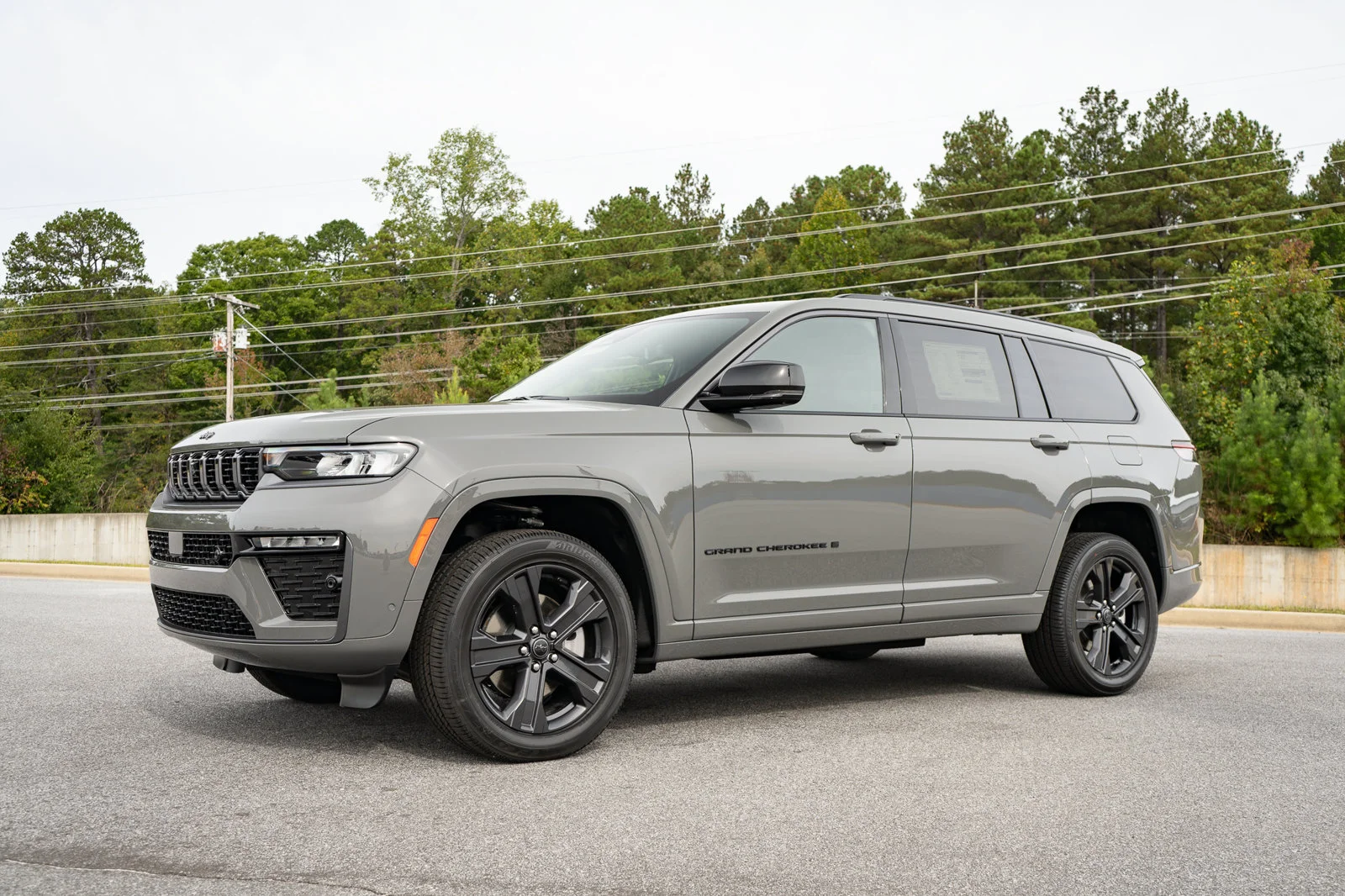 New 2027 Sting-Gray Clear-Coat Paint Jeep Limited Reserve image 3