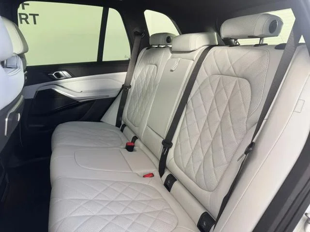 New 2026 Alpine White BMW xDrive40i image 15