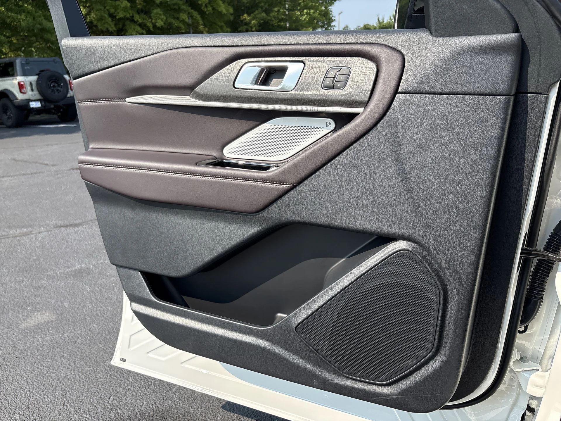 New 2026 Star White Metallic Tri-Coat Ford Platinum™ image 15
