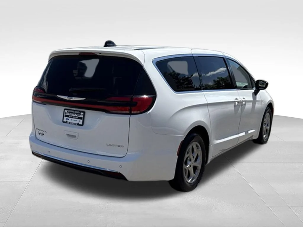 Used 2024 Bright White Clearcoat Chrysler Limited image 7