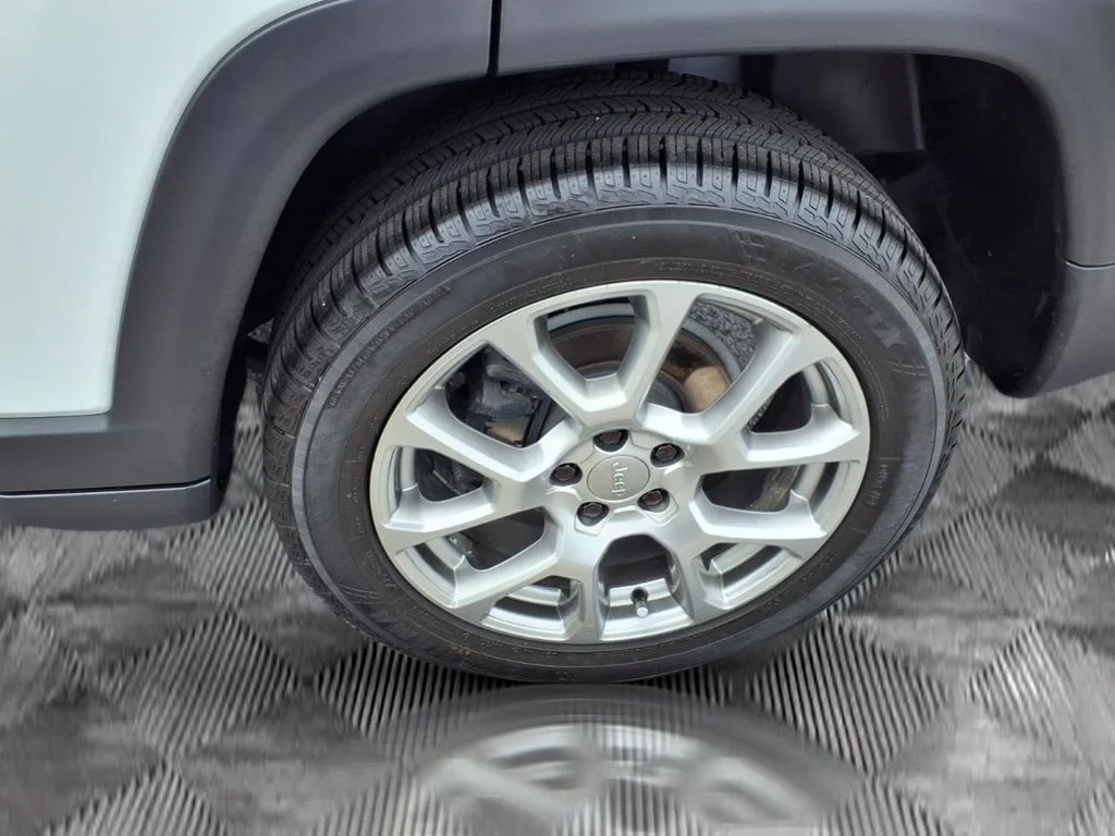 Certified Used 2022 White Jeep Latitude Lux image 22