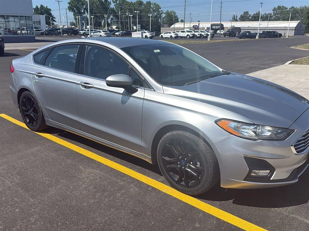 Used 2020 Iconic Silver Ford SE image 4