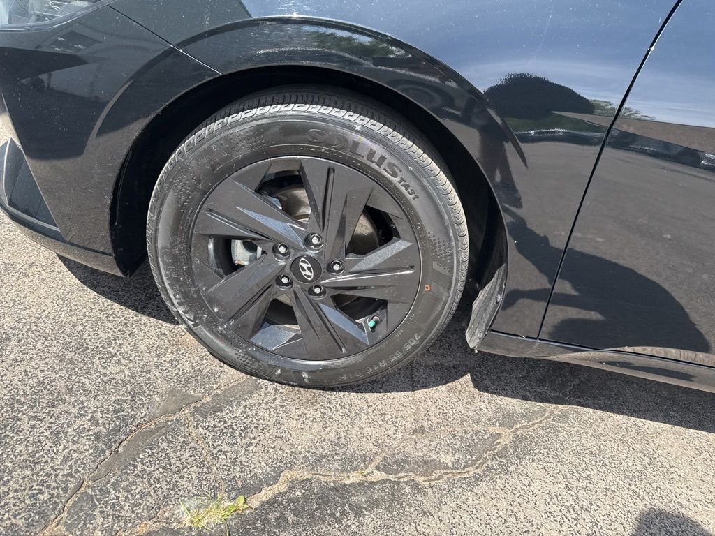Used 2023 Black Hyundai SEL image 11