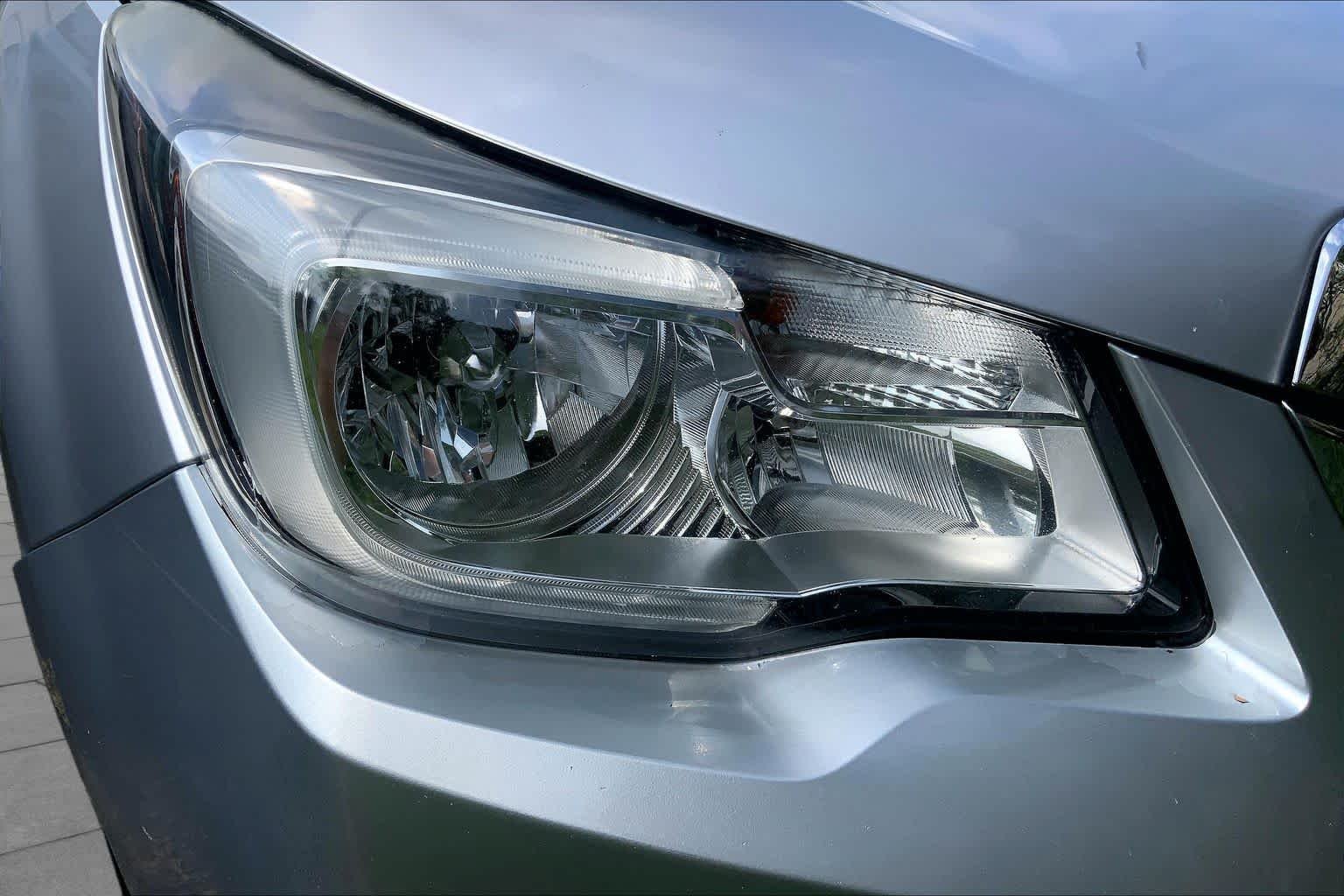 Used 2018 Ice Silver Metallic Subaru Premium image 27