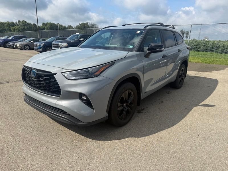 Used 2024  Toyota XLE image 2