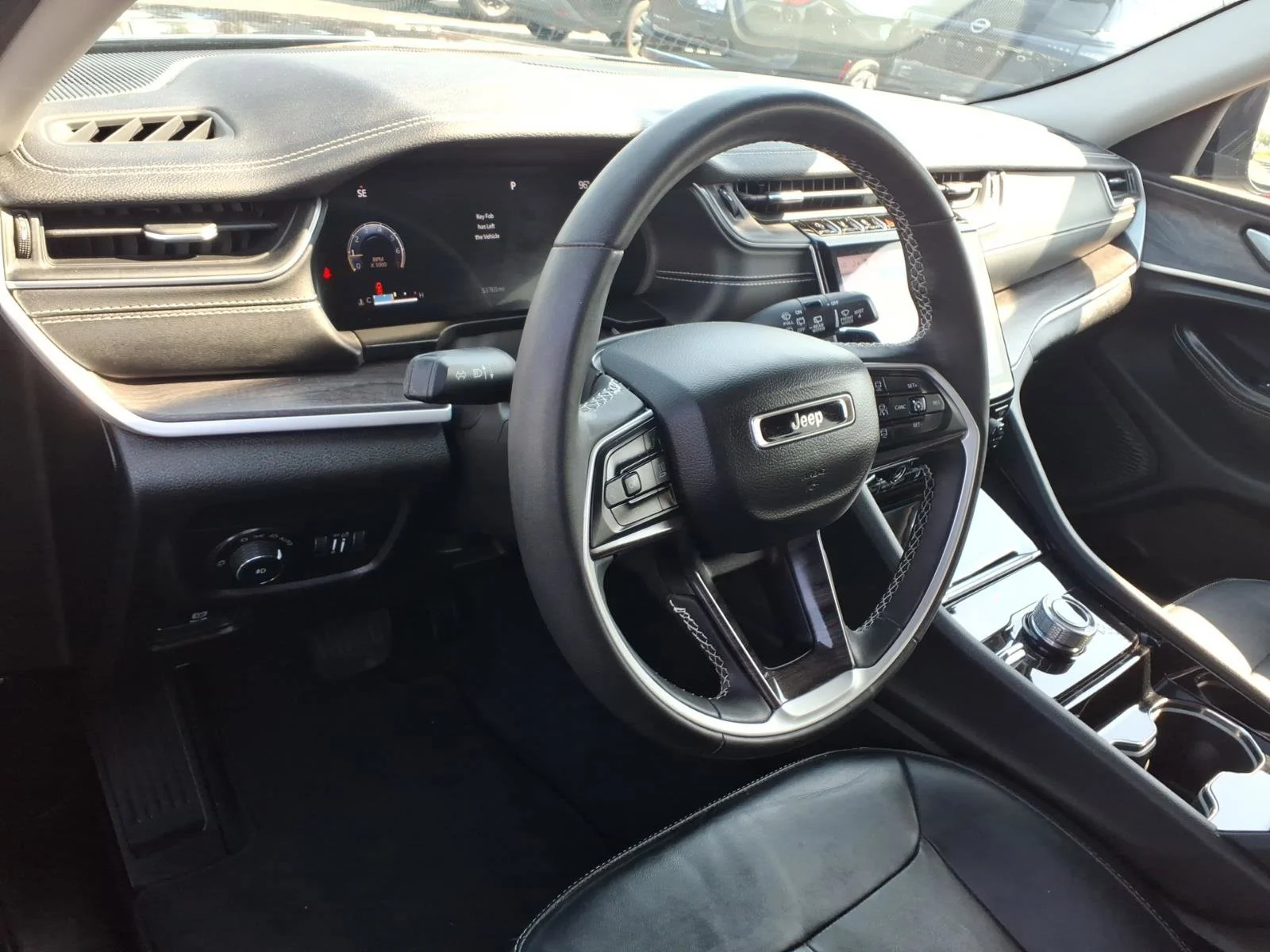Used 2023 Diamond Black Crystal Pearlcoat Jeep Limited image 8