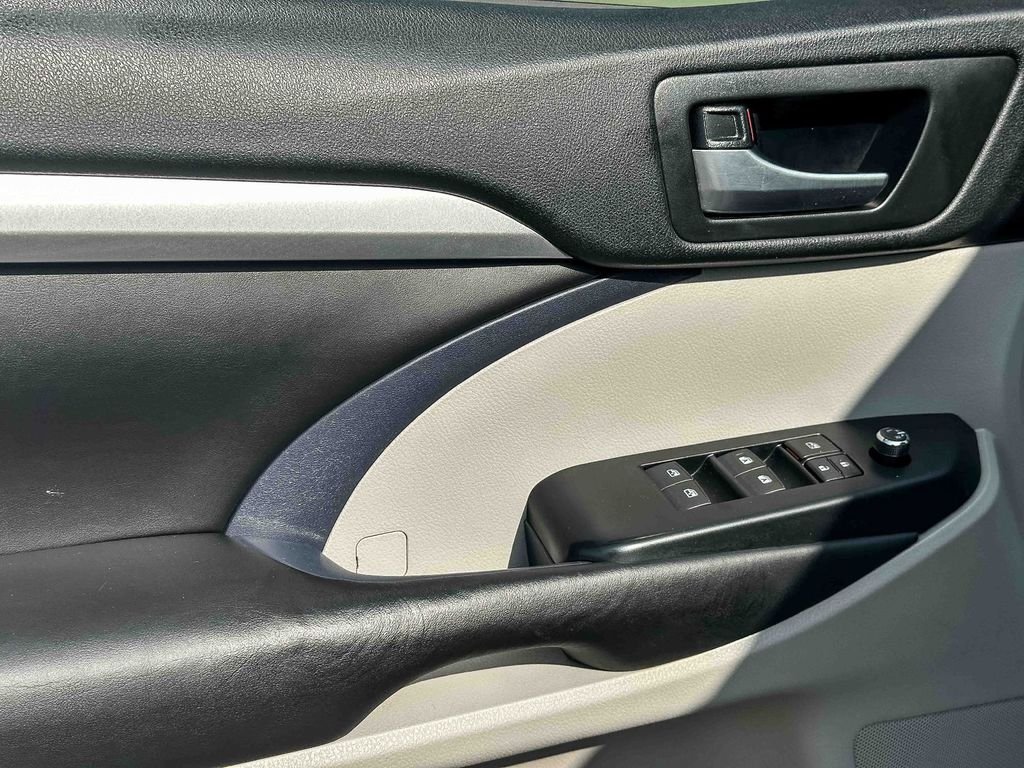 Used 2018 White Toyota XLE image 17