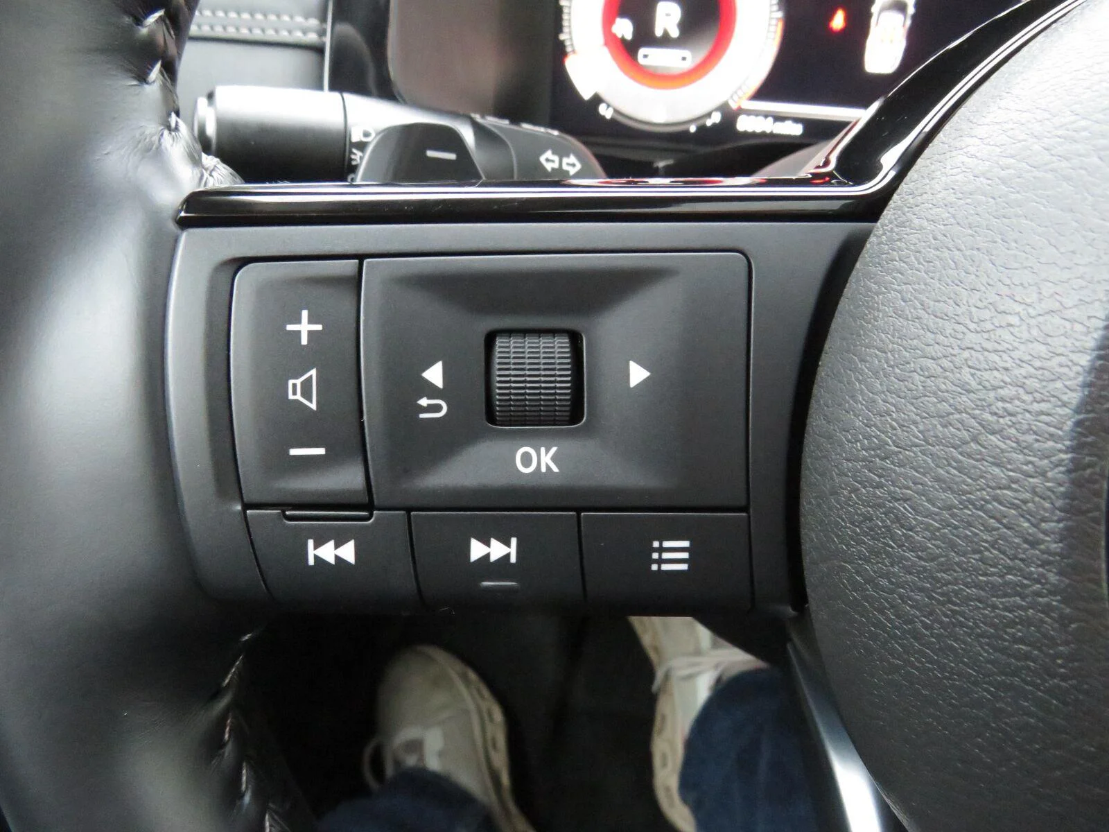 Used 2025 Solid Gray/Super Black Nissan Platinum image 36