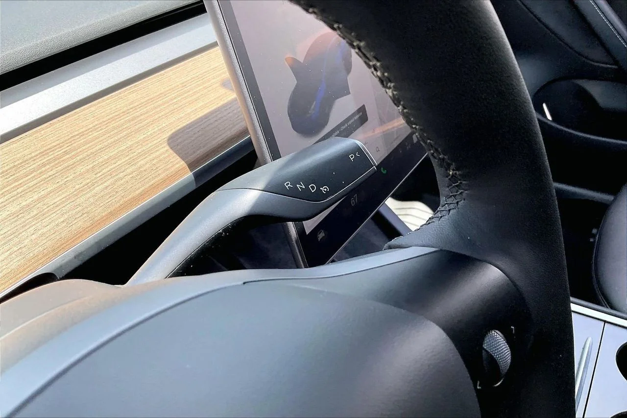 Used 2021  Tesla Standard Range Plus image 33