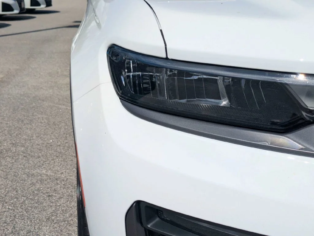 New 2027 Bright White Clear-Coat Paint Jeep  image 10